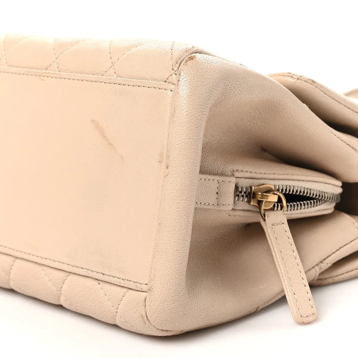 Sample photo 9, Zipper Starting Point: the zipper on the back pocket of the bag, where it starts