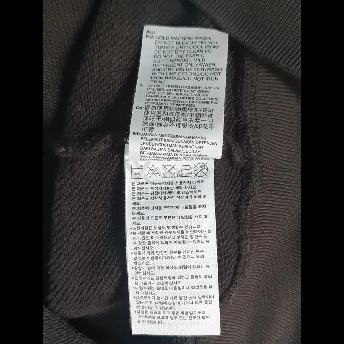 Sample photo 6, Packaging or Extra Label: a care label printed with washing instructions in several languages